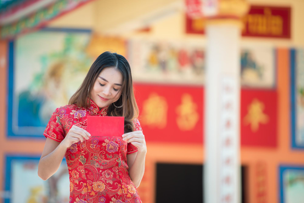 femme asiatique avec enveloppe